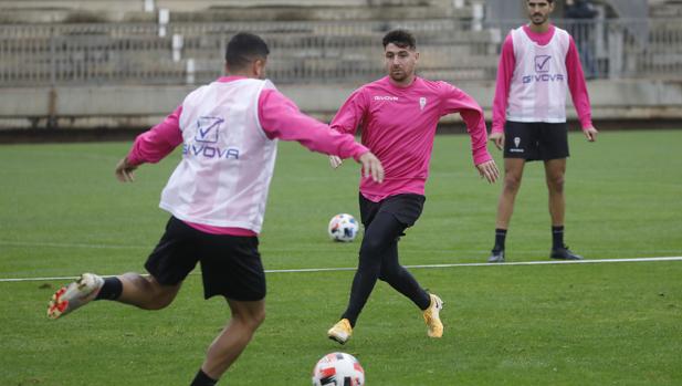 El capitán del Córdoba CF, Javi Flores, baja por lesión durante un mes