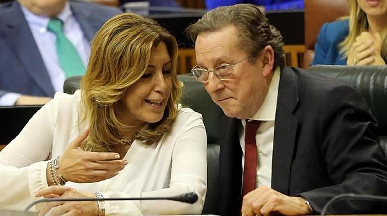 Emilio Llera charla con Susana Díaz cuando era consejero de Justicia