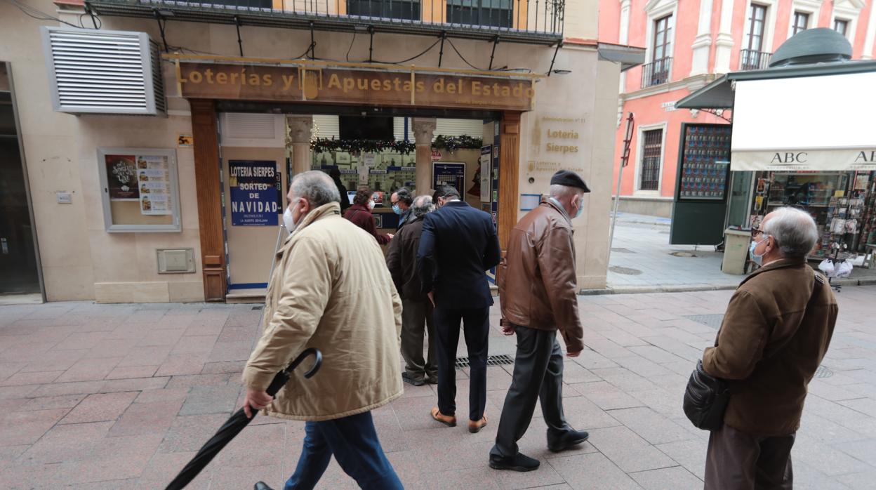 Colas en las administración de lotería de la calle Sierpes, en Sevilla