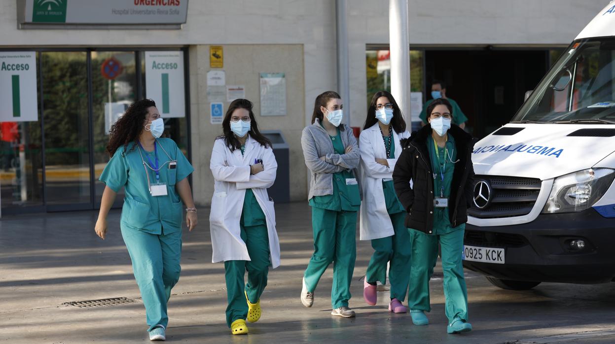 Profesionales sanitarias del Hospital Reina Sofía de Córdoba a la salida de Urgencias