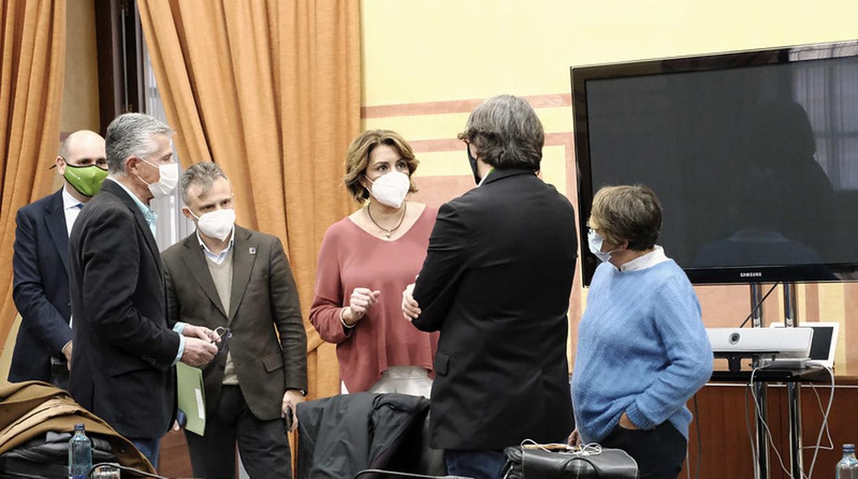 Susana Díaz con los representantes de los trabajadores de la RTVA en una reunión este martes en el Parlamento