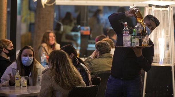 Andalucía sube un punto la tasa de incidencia Covid y suma 33 muertes, la cifra más baja desde el domingo