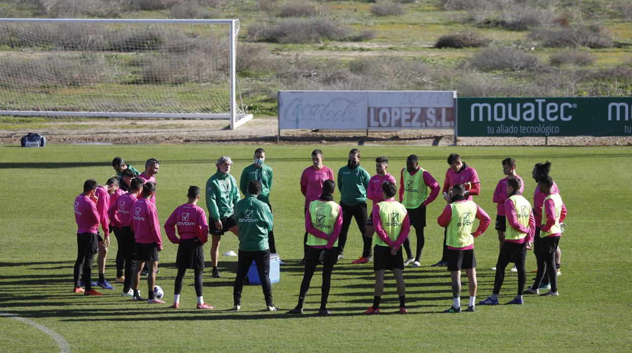 La plantilla del Córdoba, durante un entrenamiento con Pablo Alfaro