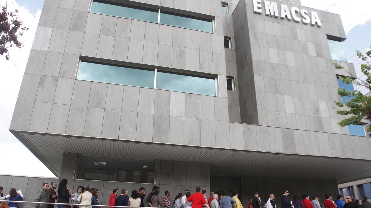 Ciudadanos hacen cola en el acceso a Emacsa, empresa pública del agua de Córdoba