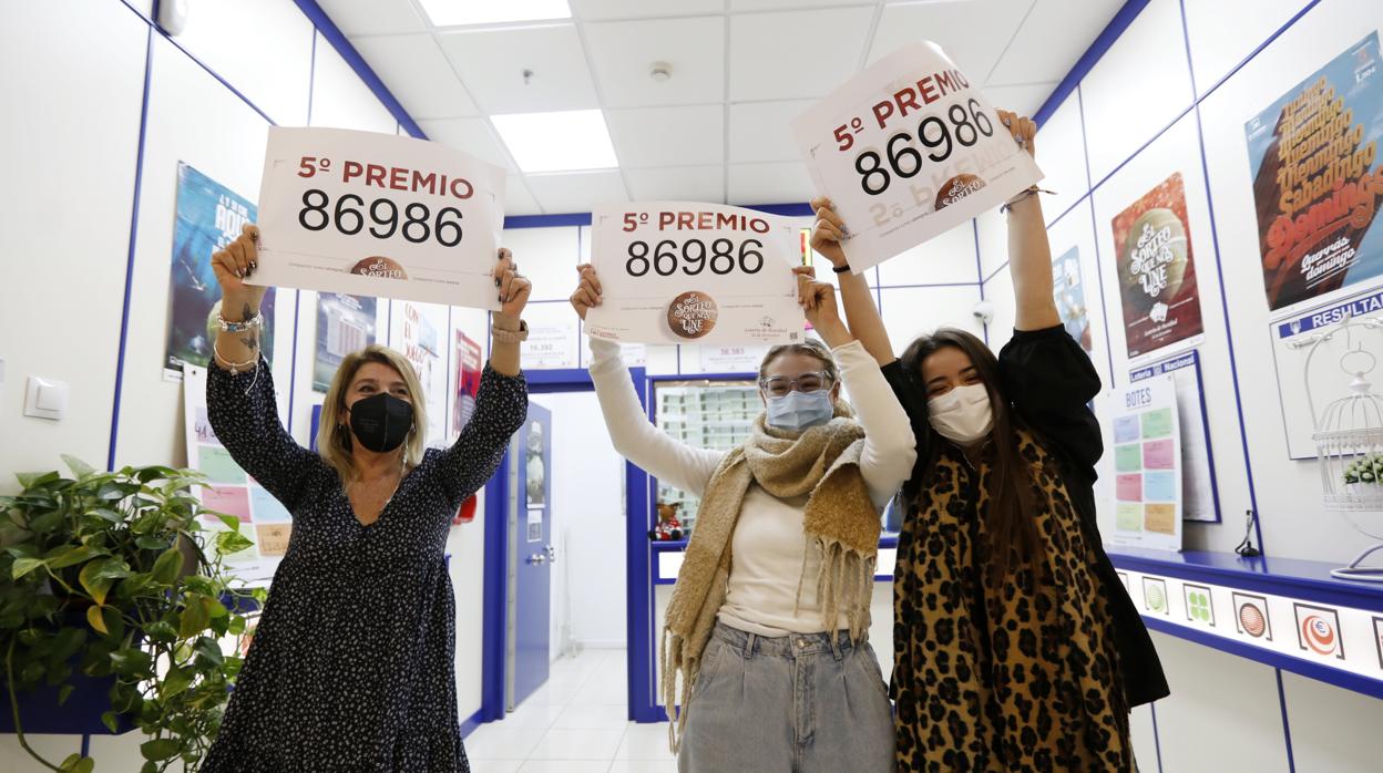 Las vendedoras de la administración de La Sierra con el número premiado