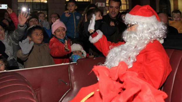 Herido un Papá Noel al caerse de una carroza en Granada