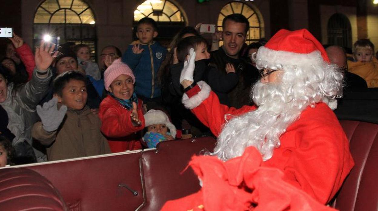 Un Papá Noel durante un desfile navideño