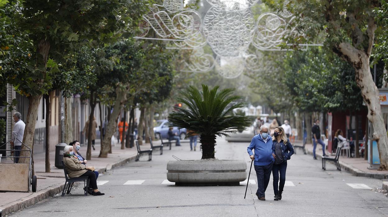 Personas paseando por la avenida de la Viñuela en Córdoba