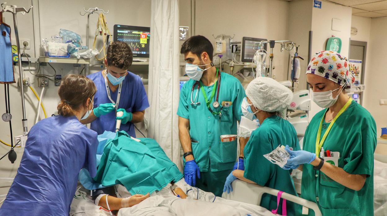 Sanitarios asisten a un paciente en la UCI del Hospital Reina Sofía de Córdoba