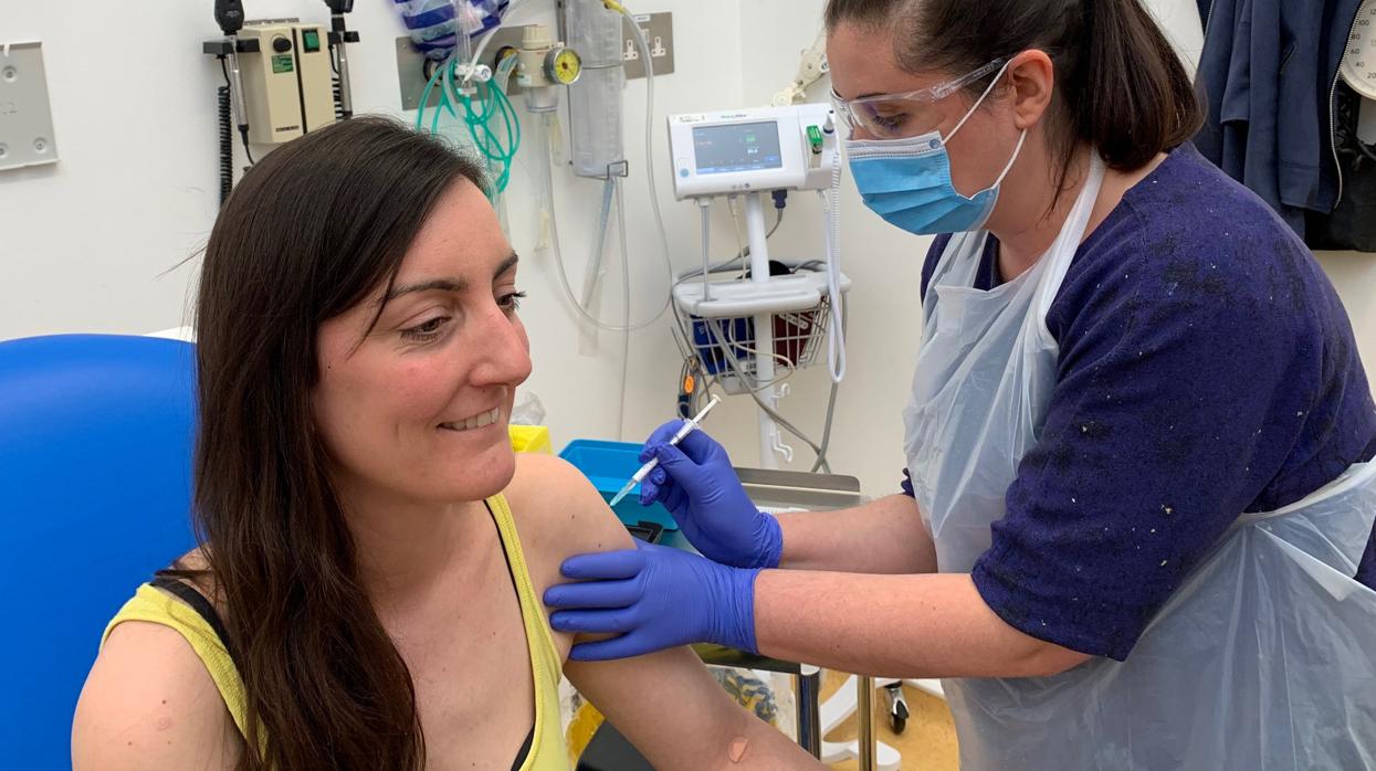 Una mujer recibe la vacuna durenta la fase experimental de una de las farmacéuticas