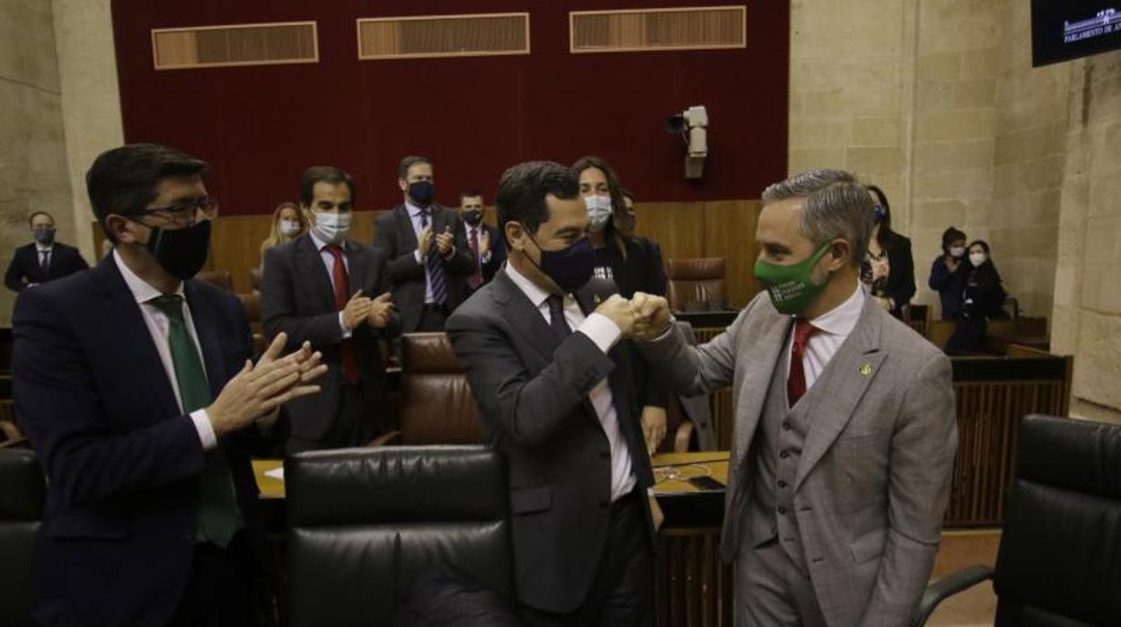 Juanma Moreno y Juan Bravo celebran la aprobación de las cuentas en presencia de Juan Marín