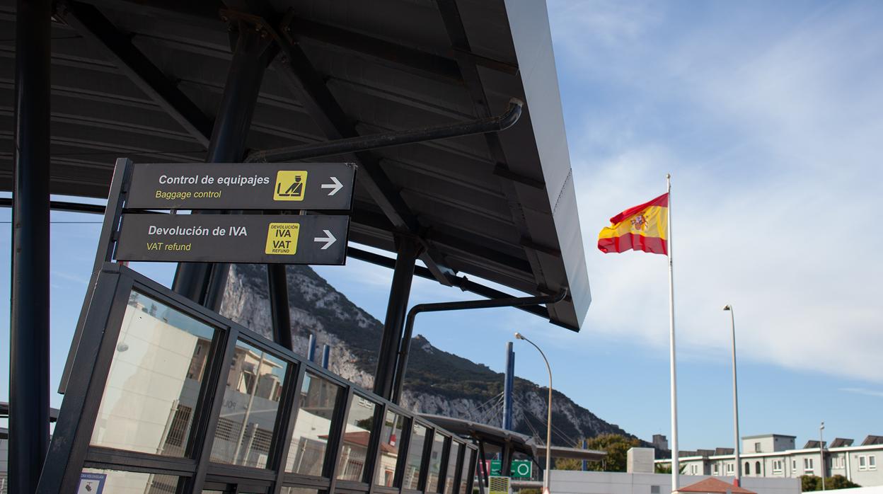 Imagen de la Aduana de La Línea de la Concepción, con el Peñón de Gibraltar al fondo