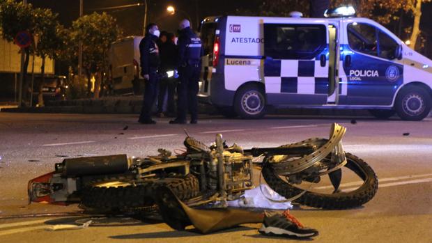 Muere uno de los jóvenes que sufrió un accidente de moto en Lucena