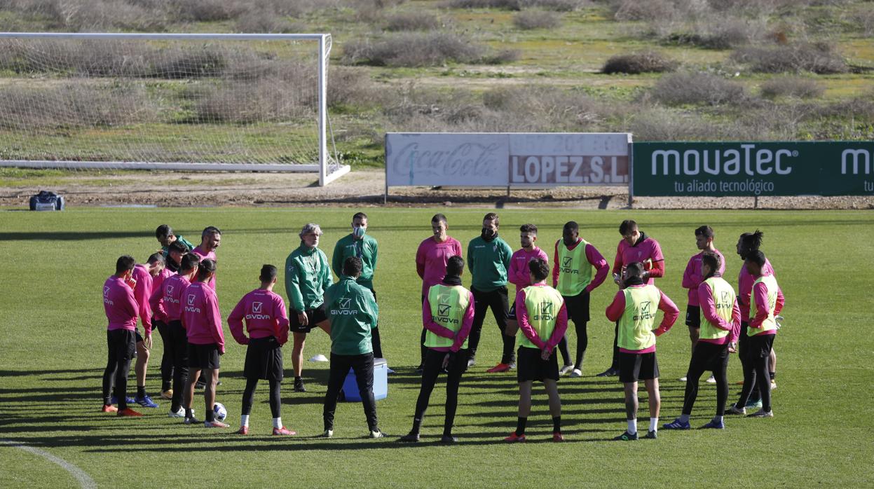 La plantilla del Córdoba CF, durante un entrenamiento con Pablo Alfaro