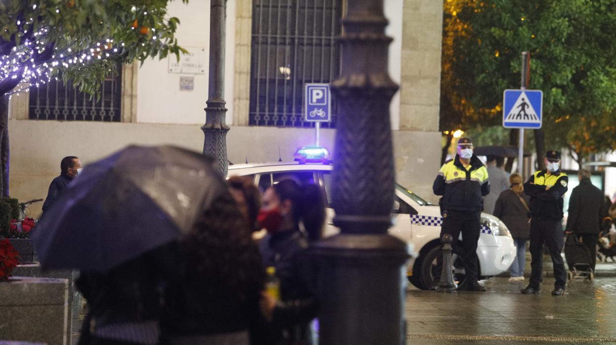 Policías municipales en las Tendillas, realizando labores de vigilancia durante estas Navidades