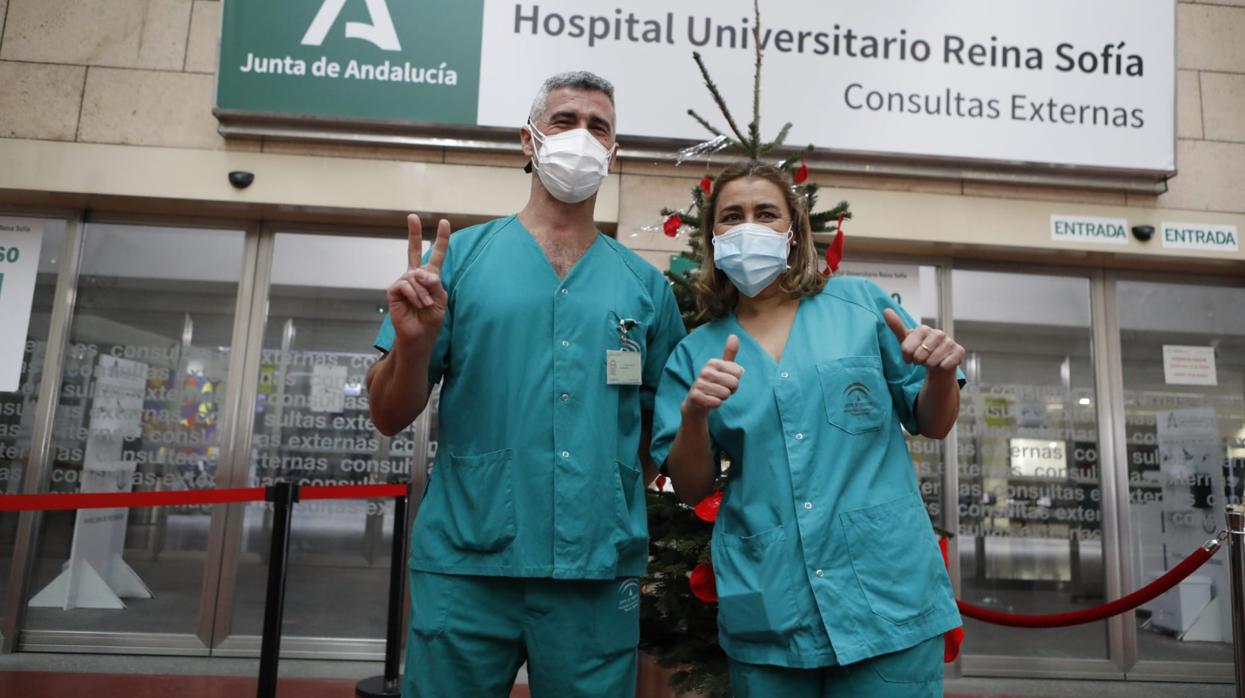 Los dos primeros profesionales sanitarios que se han vacunado en el Reina Sofía, Felipe y Susana