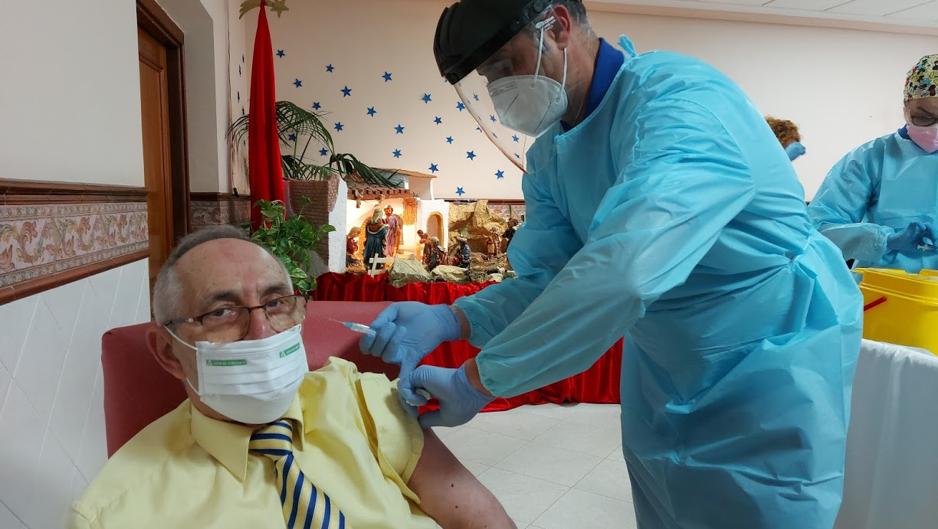 Llegan las vacunas | Manuel Prieto, de 77 años, primer vacunado en Córdoba: «No tengo ningún miedo»