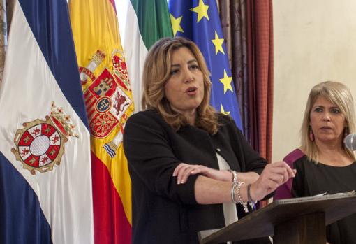 Susana Díaz valora el pacto PSOE-Podemos pero dice que en Andalucía esas fuerzas tienen «hojas de ruta» propias