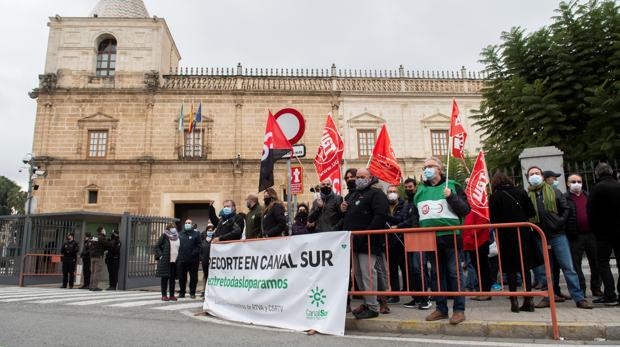 Vox acusa a Mellado de «torcer el brazo» a la Junta con sus «mamporreros sindicales» y el aplauso del PSOE-A