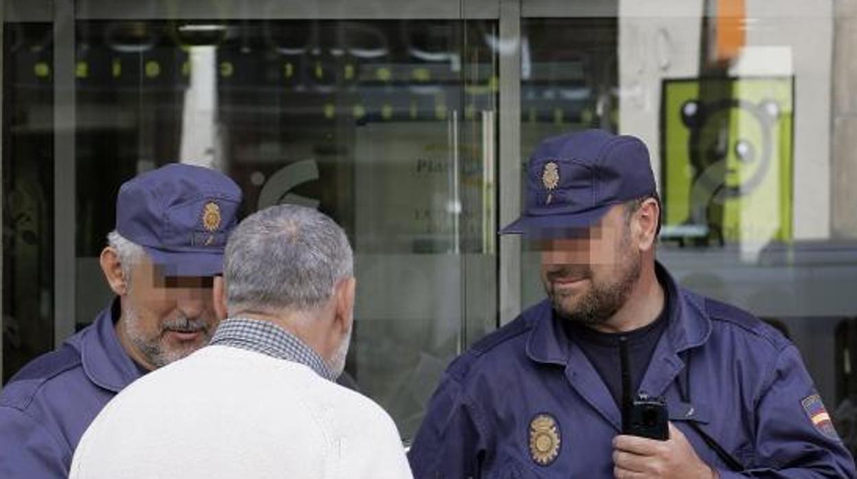 Agentes de la Policía Nacional durante una operación