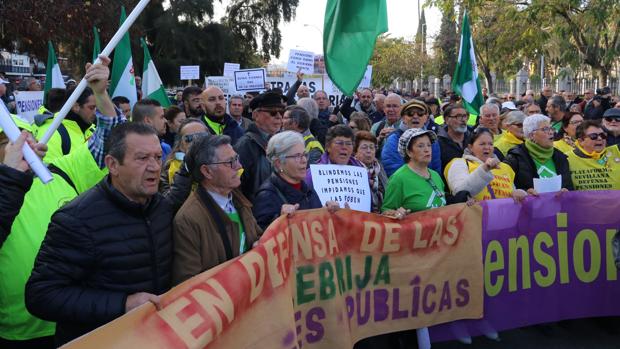 Los pensionistas andaluces cobran 100 euros menos que la media nacional