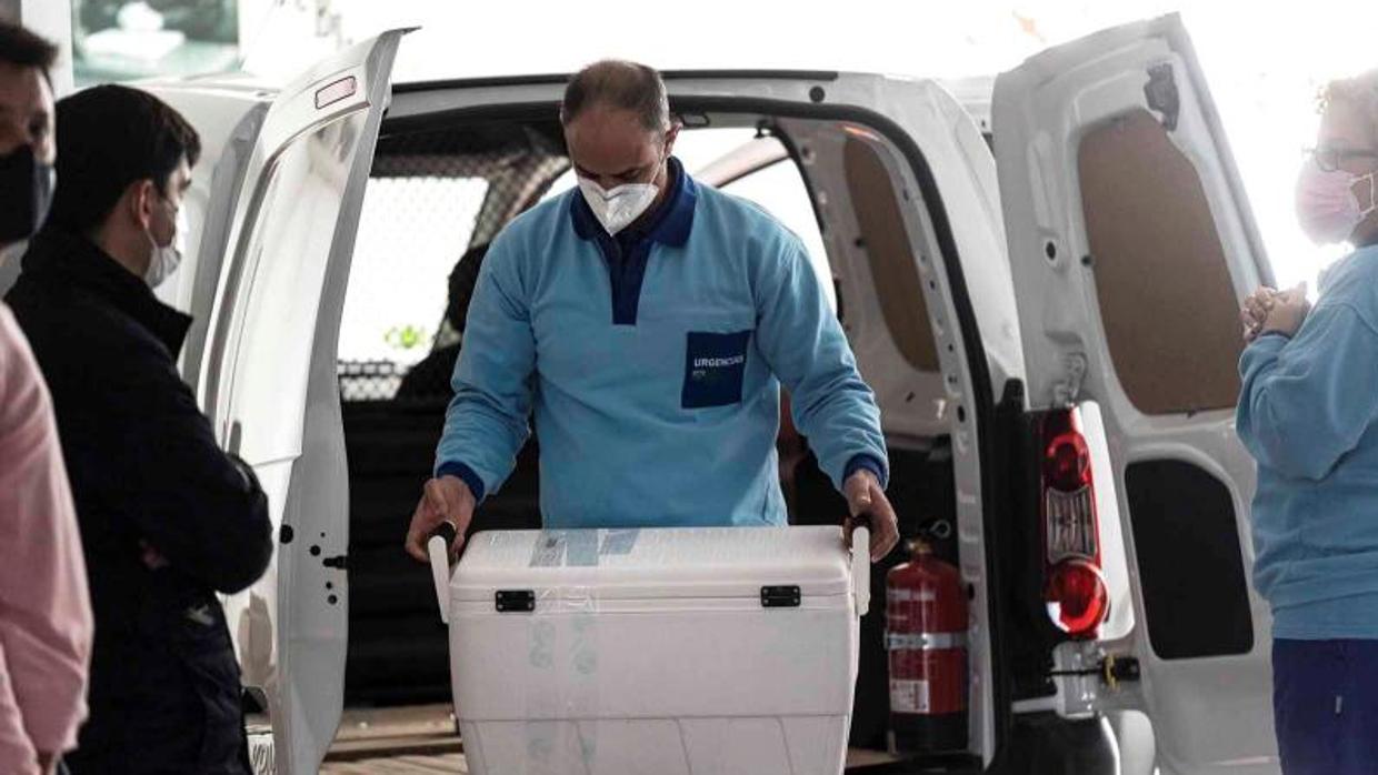 Personal sanitario con material para aplicar la vacuna, este domingo en Córdoba