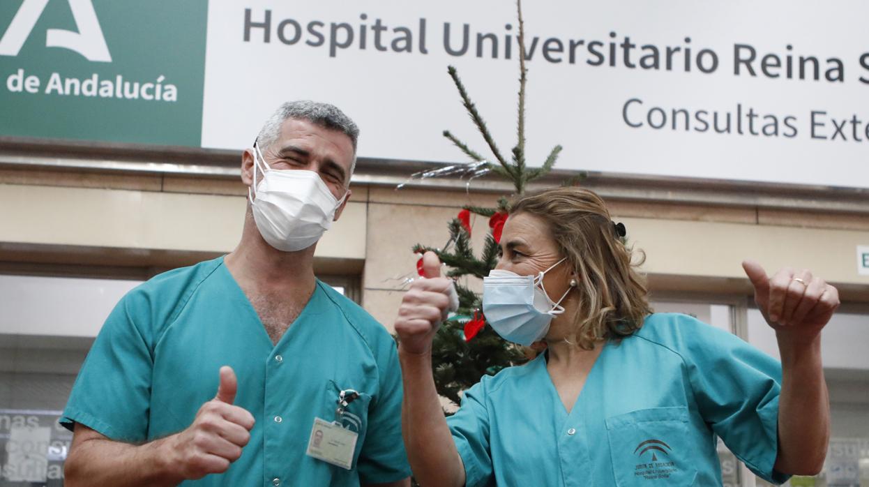 El enfermero Felipe junto a una compañera, los primeros en recibir la vacuna de Pfizer contra el Covid-19 en Córdoba