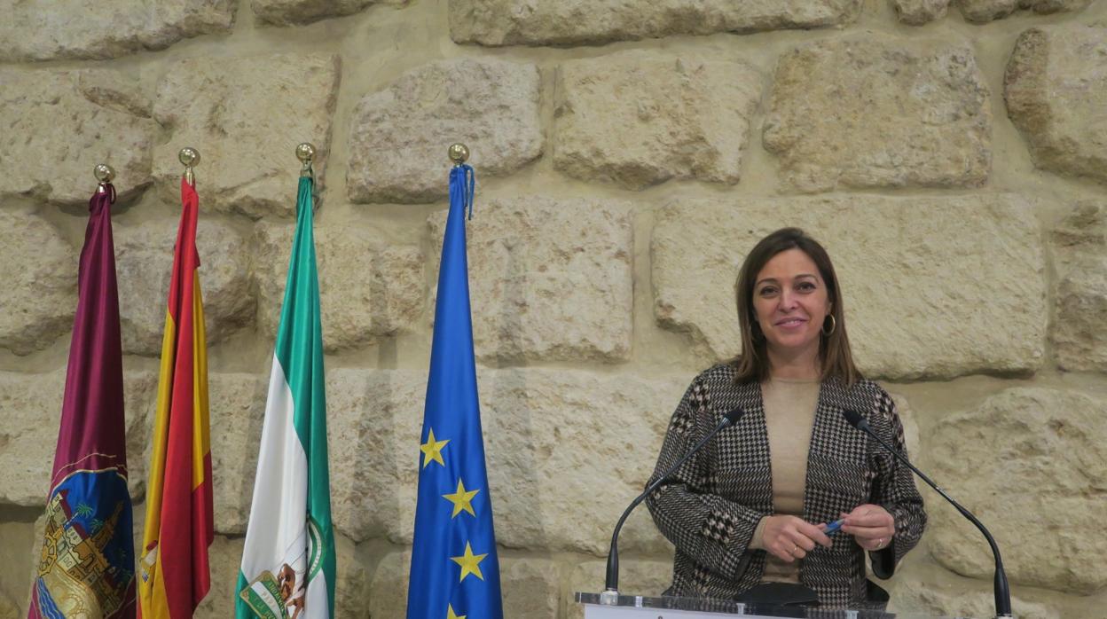 La ex alcaldesa socialista Isabel Ambrosio en la rueda de prensa en Capitulares