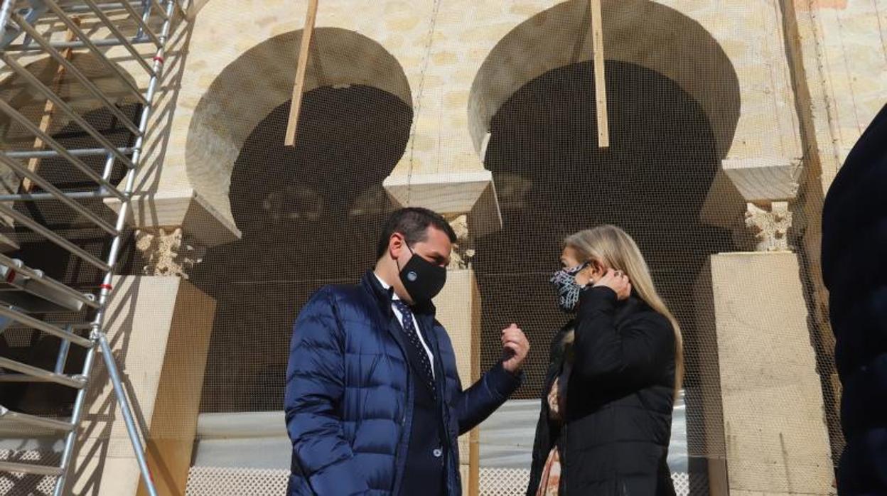 El alcalde, con la consejera de Cultura de la Junta en Medina Azahara