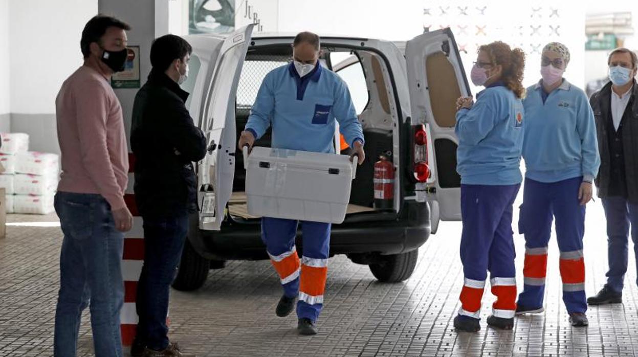 Sanitarios portando vacunas de Pfizer en Córdoba