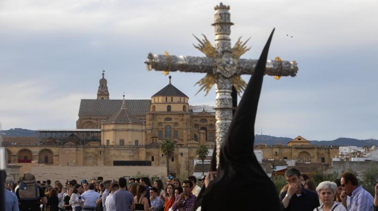 La Cruz de guía de la hermandad del Amor acercándose al Puente Romano