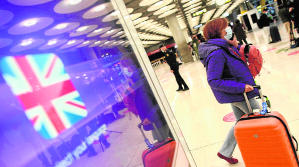 Una viajera con su maleta en el aeropuerto