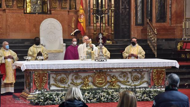 El obispo de Córdoba celebra la Santa Madre de Dios en la primera misa de Año Nuevo en la Catedral