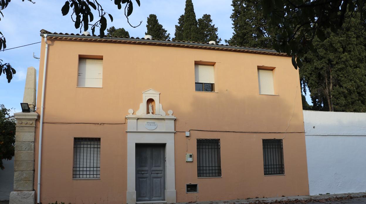 Centro de transeúntes junto al cementerio municipal