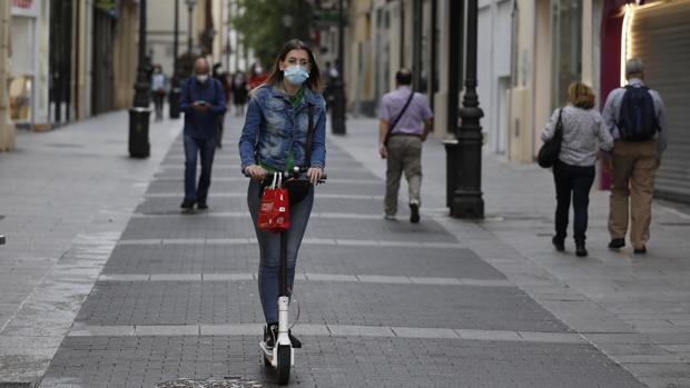 La Policía de Córdoba multará a los patinetes eléctricos que circulen por la acera «en unos días»