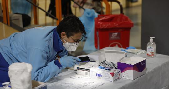 Una sanitaria durante las pruebas de este lunes en Córdoba capital