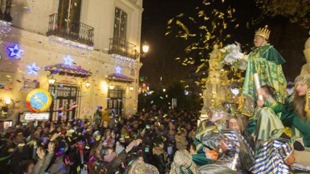 Un autobús descapotable sustituye a las carrozas en la cabalgata de los Reyes Magos de Granada