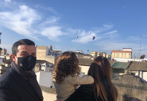 El alcalde, junto a su familia, viendo el vuelo de Sus Majestades