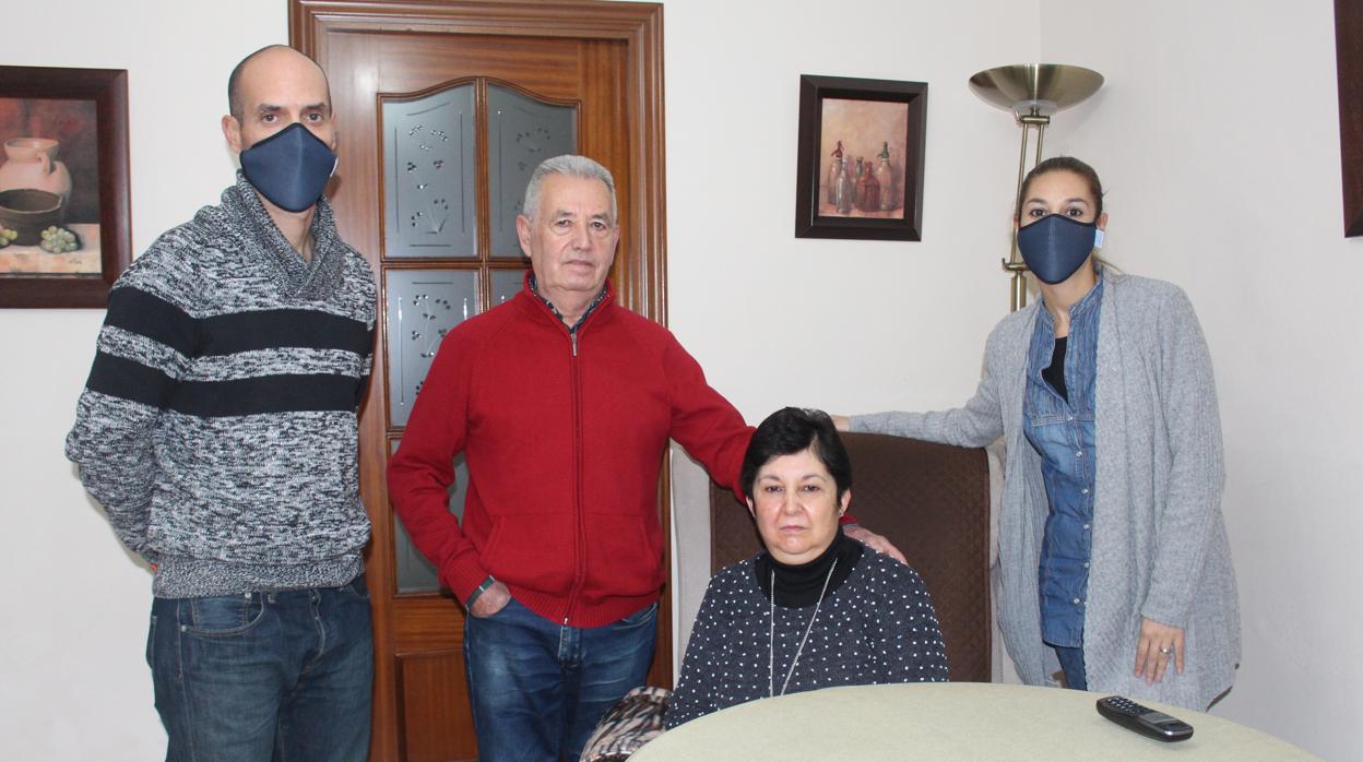 Teresa Muñoz junto a su familia en su vivienda de Aguilar de la Frontera