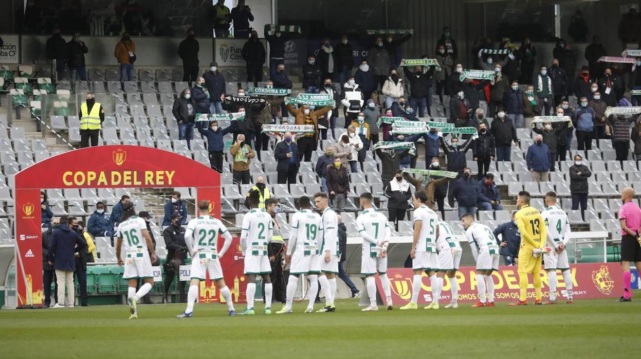 La afición blanquiverde canta el himno antes del Córdoba CF - Getafe CF de la Copa del Rey