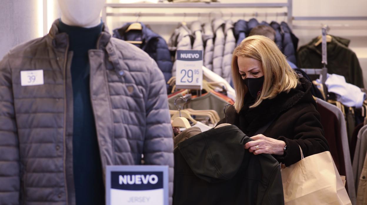 Una mujer, ayer observando una prenda en un comercio del Centro de Córdoba