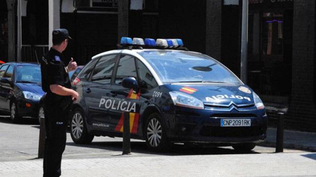 Agrede con patadas y puñetazos al sanitario que le atendió cuando estaba borracho en la calle en Marbella