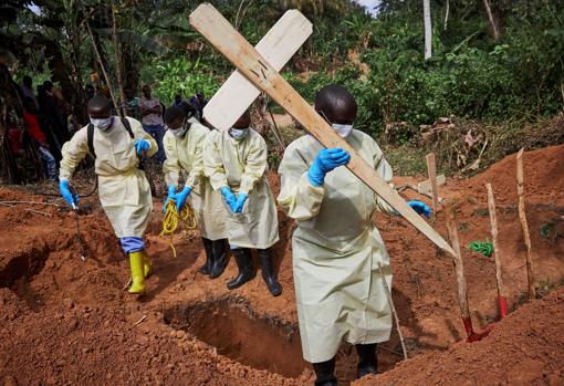 Trabajadores sanitarios entierran a un bebé de once meses en un cementerio de víctimas del ébola, en mayo de 2019, en el Congo