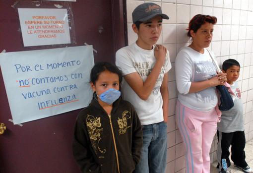 Un cartel anuncia que no hay vacunas contra el virus de la Influenza de 2009 en un dispensario de Ciudad de México