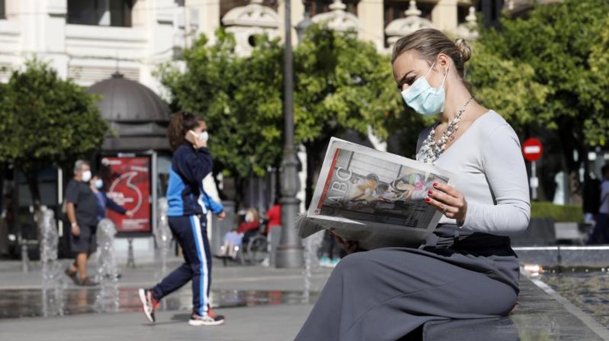 Una lectora de ABC Córdoba, con un ejemplar del diario