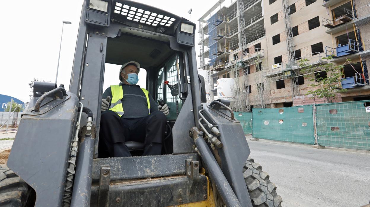 Un operario de la construcción en una promoción de la capital