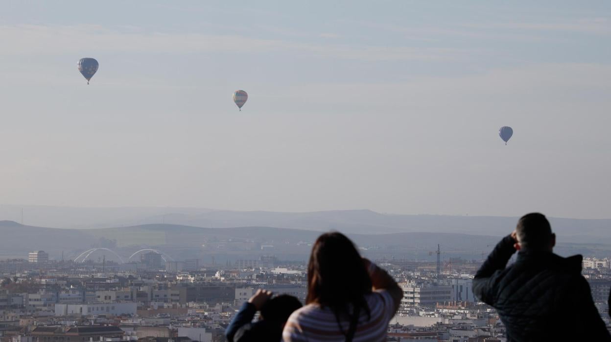 Una familia ve la marcha de los globos desde La Asomadilla