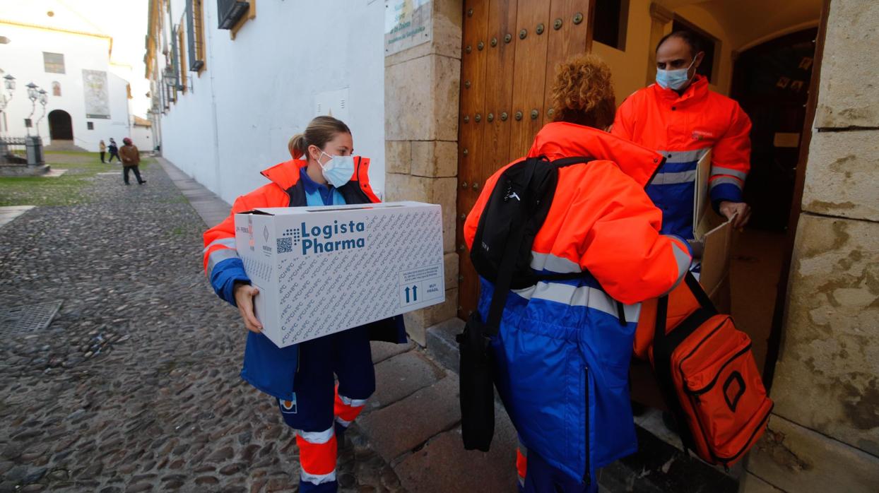 Sanitarios introducen las cajas con las vacunas en una residencia de mayores de Córdoba