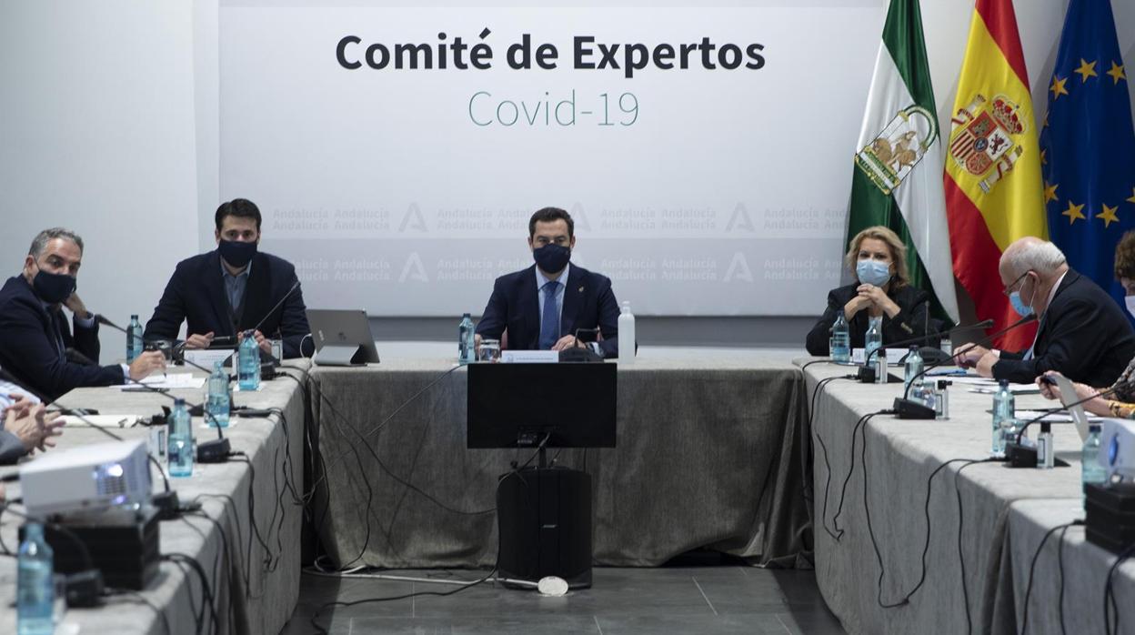 Juanma Moreno durante la reunión del Consejo Asesor de Alertas de Salud Pública de Alto Impacto