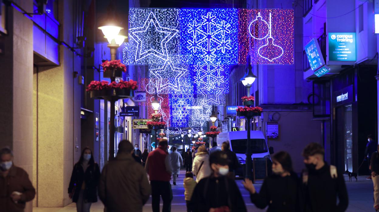 Ambiente de una calle comercial de Córdoba en Navidad